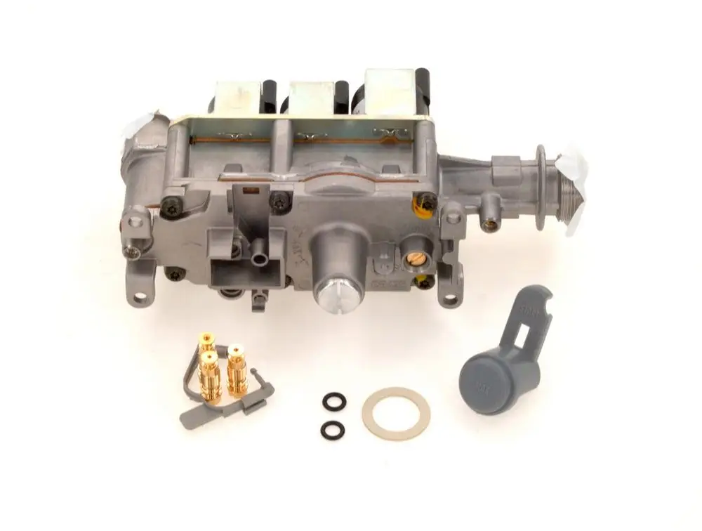 BOSCH Gasarmatur, aus Aluminium mit mehreren Anschlüssen und Zubehörteilen wie Dichtungsringen und Montageschrauben, auf weißem Hintergrund abgebildet.